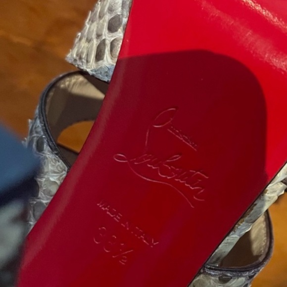 Beautiful authentic shoes Excellent condition. Cream and grey very comfortable - Picture 5 of 7